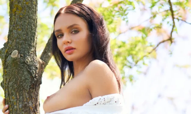 Anastasia Gress is ergens ter wereld naakt van de zon aan het genieten