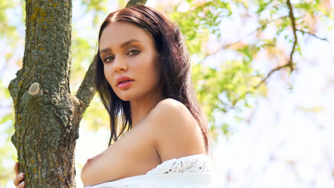 Anastasia Gress is ergens ter wereld naakt van de zon aan het genieten