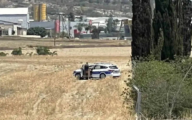 Politieagenten aan het neuken op een akker, in vol zicht 2 2 politieagenten aan het neuken