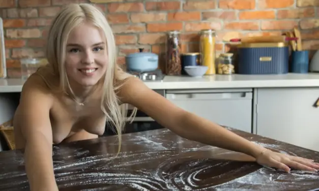 Blondje is naakt aan het bakken