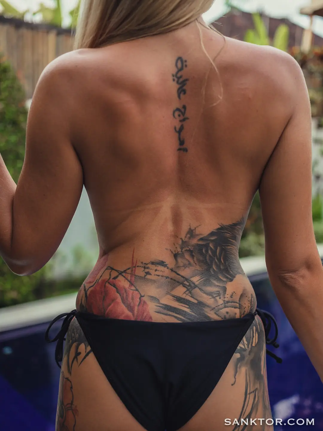 Naakte vrouw met tatoeages is lekker — photo 5